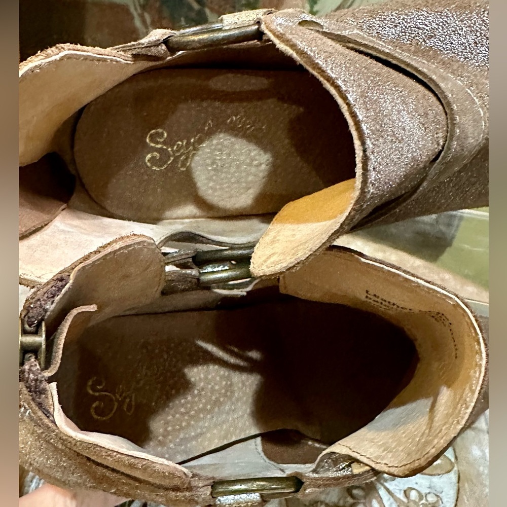 EUC Seychelles Moto Inspired Metallic Suede Ankle Bootie. Size 8 - Picture 8 of 11